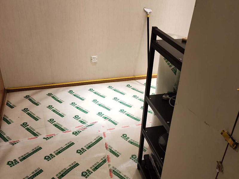 房屋地面家具保護：入戶門的保護入戶門是各種裝修物料進場以及各種建筑裝修垃圾清理的必經(jīng)之路,這些物品在搬運的過程中,與入戶門發(fā)生磕碰、摩擦的機率大大增加,所以,第一個需要做好成品保護的地方就是入戶門?？梢允褂贸善繁Ｗo膜將門包裹，地面鋪地面保護膜。