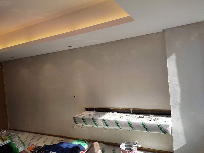 房屋地面家具保護：入戶門的保護入戶門是各種裝修物料進場以及各種建筑裝修垃圾清理的必經(jīng)之路,這些物品在搬運的過程中,與入戶門發(fā)生磕碰、摩擦的機率大大增加,所以,第一個需要做好成品保護的地方就是入戶門?？梢允褂贸善繁Ｗo膜將門包裹，地面鋪地面保護膜。