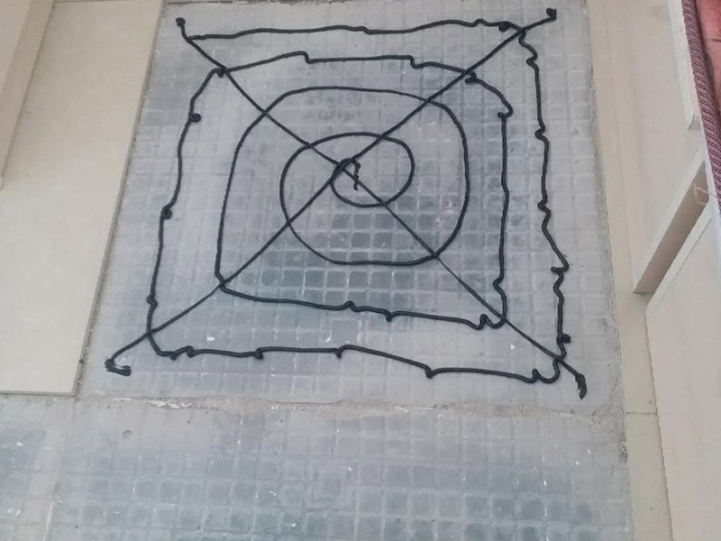 客廳地磚修補(bǔ)：沿瓷磚四周邊緣清除嵌縫白水泥，并用小鑿子仔細(xì)地拆除損壞瓷磚。瓷磚鑿掉后，用鋼鑿將底層水泥砂漿鑿掉，用力不得過重，否則會震碎其他完好的瓷磚。貼瓷磚前應(yīng)將瓷磚浸水濕潤，晾干后在瓷磚背面薄薄地涂刮一層107膠水泥漿，然后用力加壓就位，并檢查新貼上的瓷磚是否與四周瓷磚齊平。新貼好的瓷磚的接縫仍要用白水泥漿填嵌，并清除瓷磚面上多余的水泥漿。