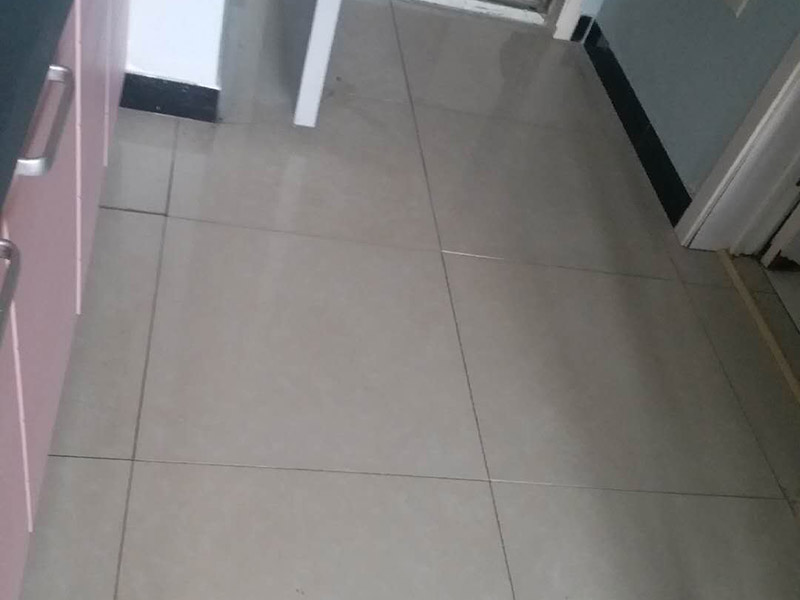 客廳地磚修補(bǔ)：沿瓷磚四周邊緣清除嵌縫白水泥，并用小鑿子仔細(xì)地拆除損壞瓷磚。瓷磚鑿掉后，用鋼鑿將底層水泥砂漿鑿掉，用力不得過重，否則會震碎其他完好的瓷磚。貼瓷磚前應(yīng)將瓷磚浸水濕潤，晾干后在瓷磚背面薄薄地涂刮一層107膠水泥漿，然后用力加壓就位，并檢查新貼上的瓷磚是否與四周瓷磚齊平。新貼好的瓷磚的接縫仍要用白水泥漿填嵌，并清除瓷磚面上多余的水泥漿。