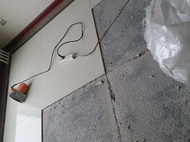 局部地磚修補：地磚使用的時間長了,難免會出現各種各樣的問題,地磚脫落就是很常見的問題之一，這多半是因為施工不當或者地磚老化而導致的。因為每家每戶地磚脫落的情況不同，因此相對于的解決方案也是不同的。如果砂漿未松動的話，只是瓷磚脫落的話，大家可以先把瓷磚背面和四周粘附的砂漿刮凈，再用107膠摻入少許水泥攪成糊狀，在瓷磚背面均勻地涂上薄薄的一層，稍后壓緊瓷磚就會粘牢了;如果地磚砂漿已剝落的話，那就要在原基面上輕輕鑿些毛坑后，再拌有107膠的沙漿重新鑲貼，在基礎面上刷一層后將脫落的瓷磚壓上去，直至沙漿硬化。