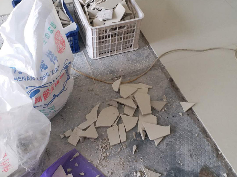 局部地磚修補：地磚使用的時間長了,難免會出現各種各樣的問題,地磚脫落就是很常見的問題之一，這多半是因為施工不當或者地磚老化而導致的。因為每家每戶地磚脫落的情況不同，因此相對于的解決方案也是不同的。如果砂漿未松動的話，只是瓷磚脫落的話，大家可以先把瓷磚背面和四周粘附的砂漿刮凈，再用107膠摻入少許水泥攪成糊狀，在瓷磚背面均勻地涂上薄薄的一層，稍后壓緊瓷磚就會粘牢了;如果地磚砂漿已剝落的話，那就要在原基面上輕輕鑿些毛坑后，再拌有107膠的沙漿重新鑲貼，在基礎面上刷一層后將脫落的瓷磚壓上去，直至沙漿硬化。