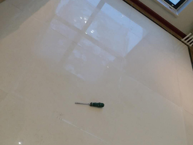 局部地磚修補：地磚使用的時間長了,難免會出現各種各樣的問題,地磚脫落就是很常見的問題之一，這多半是因為施工不當或者地磚老化而導致的。因為每家每戶地磚脫落的情況不同，因此相對于的解決方案也是不同的。如果砂漿未松動的話，只是瓷磚脫落的話，大家可以先把瓷磚背面和四周粘附的砂漿刮凈，再用107膠摻入少許水泥攪成糊狀，在瓷磚背面均勻地涂上薄薄的一層，稍后壓緊瓷磚就會粘牢了;如果地磚砂漿已剝落的話，那就要在原基面上輕輕鑿些毛坑后，再拌有107膠的沙漿重新鑲貼，在基礎面上刷一層后將脫落的瓷磚壓上去，直至沙漿硬化。