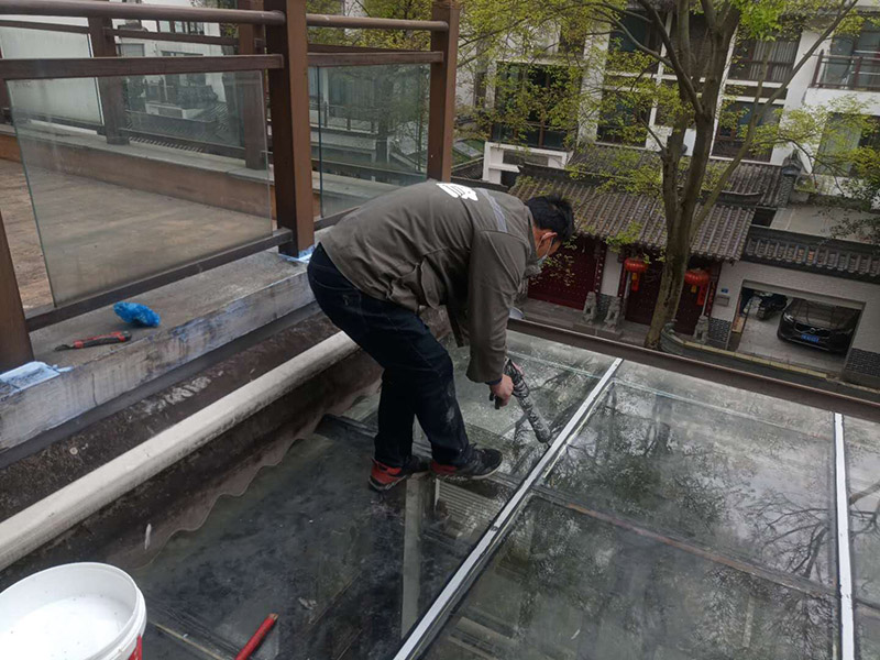玻璃屋頂打膠防水：把陽(yáng)光房的邊清理干凈。用結(jié)構(gòu)膠往縫里填到60%。然后用和縫大小的泡抹棒往里壓填充，把膠往陽(yáng)光房與型材的縫里擠。最后填充耐候密封膠，用刮刀來(lái)回30度角度刮2遍。缺膠的補(bǔ)上。30分內(nèi)把紙揭掉。陽(yáng)光房的鋁合金、鋼材等框架材料連接處基本靠打建筑膠來(lái)固定與防漏水。建筑膠打膠前，需要將打膠處用溫布擦干凈且干了之后打膠，否則就算是用了高級(jí)的建筑膠，其實(shí)際效果只有普通建筑膠的效果，將會(huì)大大降低陽(yáng)光房結(jié)構(gòu)膠的使用壽命。