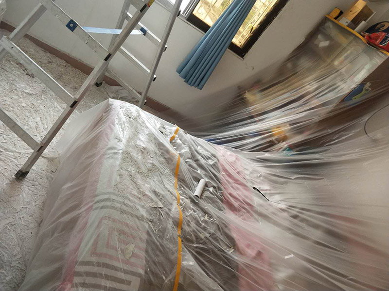 臥室墻面漏水維修：首先根據(jù)施工圖看水管走向，如果漏水的位置后面埋有水管，可以先把家里面的水閘關(guān)掉，放干龍頭里面的水，如果一段時候后發(fā)現(xiàn)墻面水跡不見了，證明是水管出現(xiàn)問題。 如果是請的專業(yè)的維修師傅，可以讓師傅用打壓機(jī)直接打壓檢測，若確定是墻內(nèi)水管漏水，就可以直接鑿開墻壁找水管漏點(diǎn)。