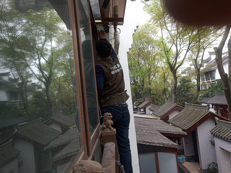 門(mén)窗框維修：應(yīng)先用螺絲刀和手錘等工具將門(mén)窗扇先卸下來(lái)，拆卸過(guò)程中，要一人拆卸，一人負(fù)責(zé)門(mén)窗的穩(wěn)定。門(mén)拆除后要輕放，嚴(yán)禁高空推倒。門(mén)窗扇拆卸下來(lái)后，就可以拆除門(mén)窗框架了。一般首先需要用刀片把門(mén)窗框內(nèi)側(cè)的密封膠等切開(kāi)，門(mén)窗如果是采用膨脹螺栓與墻體連接的，可直接用螺絲刀把膨脹螺栓取下;如果脹栓生銹，則可用沖擊鉆將其打碎;而如果是采用連接片連接的則直接使用沖擊鉆即可;如果窗框難以取下，則需用鋼鋸將靠墻的框中部鋸開(kāi)取下。門(mén)窗拆卸時(shí)，可能對(duì)門(mén)窗洞口造成一定的破損，如果不進(jìn)行處理，那么就不利于新門(mén)窗的安裝。因此，門(mén)窗拆卸完之后，需要復(fù)核洞口尺寸是否正確、是否做了橫平豎直，對(duì)不符合要求的洞口進(jìn)行處理。