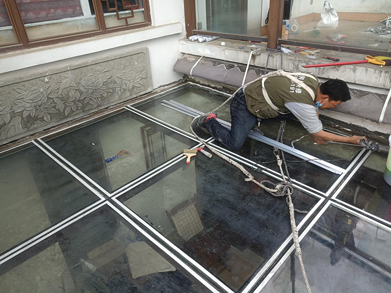 陽光房打防水膠：在陽光房施工完成后，如果陽光房與墻體有銜接的地方，一定要記住鏟去墻體上原有的涂料，否則粘合陽光房與墻體的膠水就不能很好的發(fā)揮粘合的作用，等到膠水完全凝固后會損壞墻體的涂料，造成陽光房的滲漏。最好的解決方法就是事先鏟去原墻體上涂料，在打膠之后，在陽光房與墻體接縫處上覆蓋防水擋板并且安裝一個排水槽，這樣就可以確保陽光房不漏水。