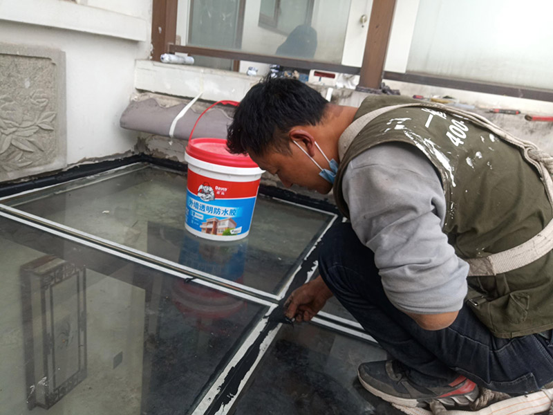 陽光房打防水膠：在陽光房施工完成后，如果陽光房與墻體有銜接的地方，一定要記住鏟去墻體上原有的涂料，否則粘合陽光房與墻體的膠水就不能很好的發(fā)揮粘合的作用，等到膠水完全凝固后會損壞墻體的涂料，造成陽光房的滲漏。最好的解決方法就是事先鏟去原墻體上涂料，在打膠之后，在陽光房與墻體接縫處上覆蓋防水擋板并且安裝一個排水槽，這樣就可以確保陽光房不漏水。