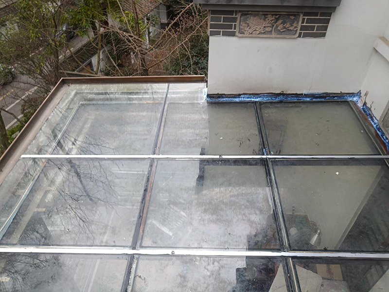 陽光房打防水膠：在陽光房施工完成后，如果陽光房與墻體有銜接的地方，一定要記住鏟去墻體上原有的涂料，否則粘合陽光房與墻體的膠水就不能很好的發(fā)揮粘合的作用，等到膠水完全凝固后會損壞墻體的涂料，造成陽光房的滲漏。最好的解決方法就是事先鏟去原墻體上涂料，在打膠之后，在陽光房與墻體接縫處上覆蓋防水擋板并且安裝一個排水槽，這樣就可以確保陽光房不漏水。