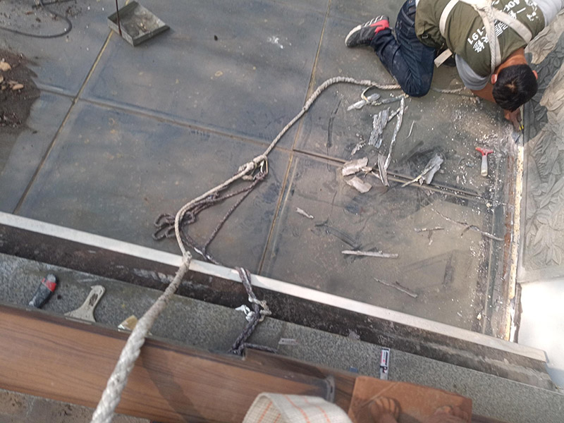 舊防水基層鏟除：1、清除空鼓，用水打濕墻面白粉層后鏟掉墻皮。裝修正式開始前，建議用切割機(jī)根據(jù)空鼓大小進(jìn)行切割清除，除去日后裂縫隱患。 2、清除浮灰，用界面劑輥刷墻面。用粗毛鋼刷去除墻面浮塵，然后整個(gè)墻面用界面劑輥刷一遍，或者用界面劑拉毛處理，增強(qiáng)封固層和找平層之間的附著力。在界面劑的選擇上，建議使用質(zhì)量稍微好一些的&ldquo;界面處理劑&rdquo;，市場上一般有分為高分子乳液性界面劑、水溶性高分子界面劑、淀粉類界面劑等。