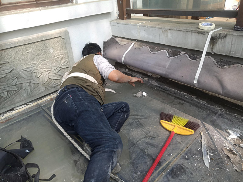 舊防水基層鏟除：1、清除空鼓，用水打濕墻面白粉層后鏟掉墻皮。裝修正式開始前，建議用切割機(jī)根據(jù)空鼓大小進(jìn)行切割清除，除去日后裂縫隱患。 2、清除浮灰，用界面劑輥刷墻面。用粗毛鋼刷去除墻面浮塵，然后整個(gè)墻面用界面劑輥刷一遍，或者用界面劑拉毛處理，增強(qiáng)封固層和找平層之間的附著力。在界面劑的選擇上，建議使用質(zhì)量稍微好一些的&ldquo;界面處理劑&rdquo;，市場上一般有分為高分子乳液性界面劑、水溶性高分子界面劑、淀粉類界面劑等。