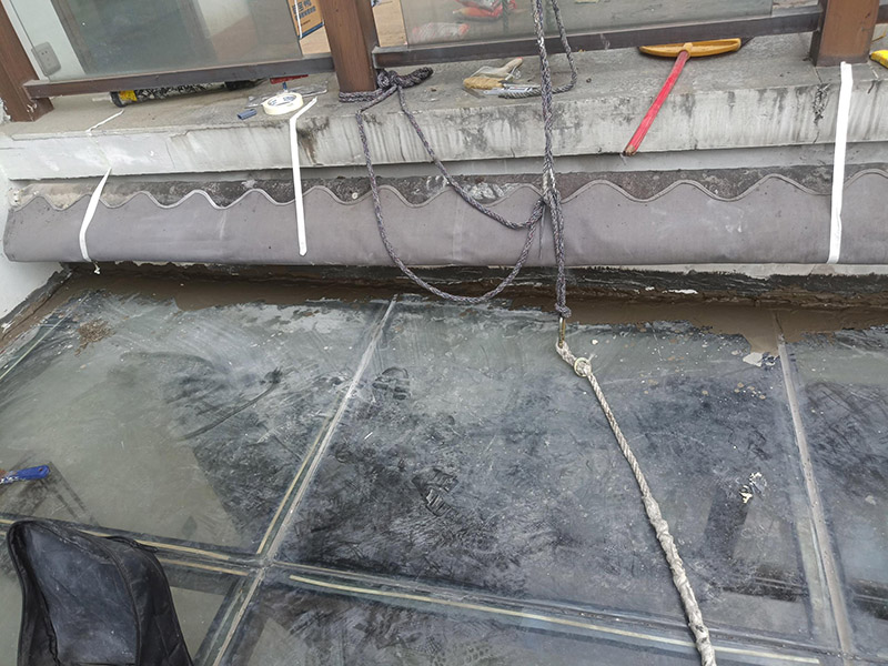 舊防水基層鏟除：1、清除空鼓，用水打濕墻面白粉層后鏟掉墻皮。裝修正式開始前，建議用切割機(jī)根據(jù)空鼓大小進(jìn)行切割清除，除去日后裂縫隱患。 2、清除浮灰，用界面劑輥刷墻面。用粗毛鋼刷去除墻面浮塵，然后整個(gè)墻面用界面劑輥刷一遍，或者用界面劑拉毛處理，增強(qiáng)封固層和找平層之間的附著力。在界面劑的選擇上，建議使用質(zhì)量稍微好一些的&ldquo;界面處理劑&rdquo;，市場上一般有分為高分子乳液性界面劑、水溶性高分子界面劑、淀粉類界面劑等。