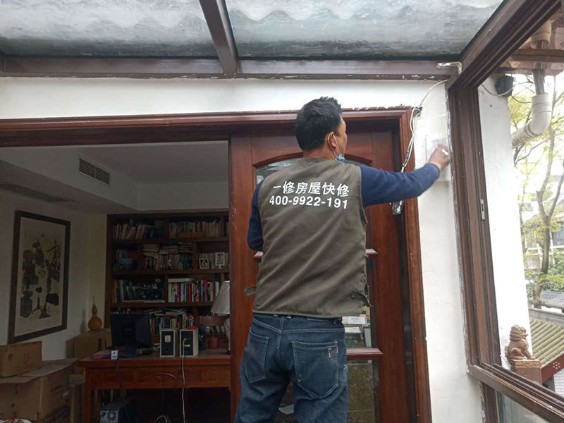 墻面刮膩?zhàn)泳S修：刮膩?zhàn)訉?duì)不同的墻體有著不同的要求，像比較常見的混凝土的墻面，會(huì)出現(xiàn)一些氣孔與鼓起的現(xiàn)象，所以就要先把墻面修平整掉，磨平凸起處，填補(bǔ)凹陷處?；鶎幼龊锰幚砗螅瑝γ孢€是會(huì)有一些凹陷的地方，這個(gè)時(shí)候就可以用石膏膩?zhàn)觼硌a(bǔ)平。將石膏膩?zhàn)訅簩?shí)凹陷處，橫抹豎起的地方再重新刮一遍，這樣來確保墻面的平整。