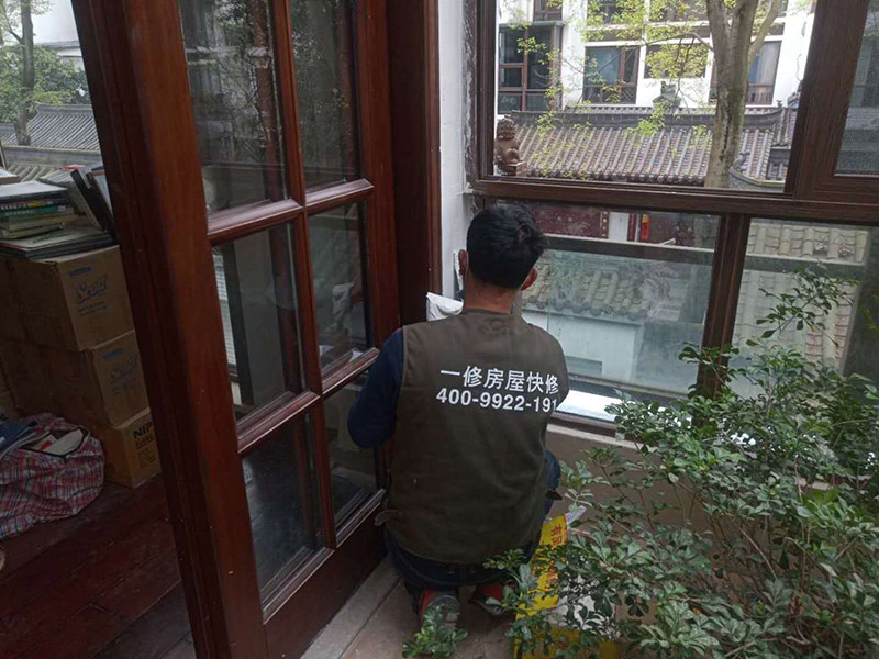 墻面刮膩?zhàn)泳S修：刮膩?zhàn)訉?duì)不同的墻體有著不同的要求，像比較常見的混凝土的墻面，會(huì)出現(xiàn)一些氣孔與鼓起的現(xiàn)象，所以就要先把墻面修平整掉，磨平凸起處，填補(bǔ)凹陷處?；鶎幼龊锰幚砗?，墻面還是會(huì)有一些凹陷的地方，這個(gè)時(shí)候就可以用石膏膩?zhàn)觼硌a(bǔ)平。將石膏膩?zhàn)訅簩?shí)凹陷處，橫抹豎起的地方再重新刮一遍，這樣來確保墻面的平整。