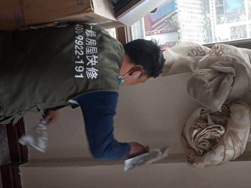 墻面刮膩?zhàn)泳S修：刮膩?zhàn)訉?duì)不同的墻體有著不同的要求，像比較常見的混凝土的墻面，會(huì)出現(xiàn)一些氣孔與鼓起的現(xiàn)象，所以就要先把墻面修平整掉，磨平凸起處，填補(bǔ)凹陷處。基層做好處理后，墻面還是會(huì)有一些凹陷的地方，這個(gè)時(shí)候就可以用石膏膩?zhàn)觼硌a(bǔ)平。將石膏膩?zhàn)訅簩?shí)凹陷處，橫抹豎起的地方再重新刮一遍，這樣來確保墻面的平整。