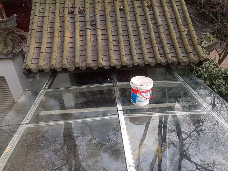 屋頂露臺翻新裝修：1.鏟除原防水層；2.清運原屋面垃圾；3.處理屋面樓頂基礎；4.修補屋面基礎裂縫 空鼓等；5.涂刷冷底油； 原防水層鏟除清理&mdash;&mdash;處理基礎裂縫、破損&mdash;&mdash;特殊部位附加層&mdash;&mdash;定位彈線接縫粘合、封口處理&mdash;&mdash;涂刷接縫膠&mdash;&mdash;鋪貼卷材&mdash;&mdash;滿涂基層膠卷材收頭處理&mdash;&mdash;防水層表面清理檢查&mdash;&mdash;涂刷表面涂料