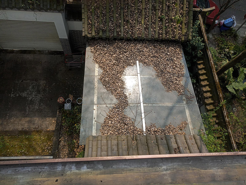 屋頂露臺翻新裝修：1.鏟除原防水層；2.清運原屋面垃圾；3.處理屋面樓頂基礎；4.修補屋面基礎裂縫 空鼓等；5.涂刷冷底油； 原防水層鏟除清理&mdash;&mdash;處理基礎裂縫、破損&mdash;&mdash;特殊部位附加層&mdash;&mdash;定位彈線接縫粘合、封口處理&mdash;&mdash;涂刷接縫膠&mdash;&mdash;鋪貼卷材&mdash;&mdash;滿涂基層膠卷材收頭處理&mdash;&mdash;防水層表面清理檢查&mdash;&mdash;涂刷表面涂料