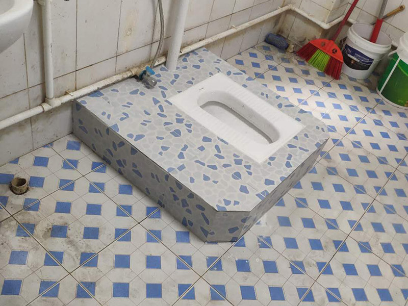 水泥砌蹲便：1、蹲便器的排污口和落水管的預(yù)留口均涂上粘結(jié)劑或者膠泥，將蹲便器的排污口與落水管的預(yù)留口接駁好，校正蹲便器位置。砌磚固定蹲便器，要預(yù)留填碎石的缺口。 2、待粘結(jié)劑干后，往蹲便器內(nèi)試沖水，觀察接口是否漏水。然后在地面和蹲便器之間填入碎石土，嚴(yán)禁真入水泥混凝土。用磚封閉缺口。較后在磚外面批水泥砂漿(水泥：砂=1：3)，貼上瓷磚。 3、與蹲便器相配合安裝的沖水閥分為：手壓式?jīng)_水閥和腳踏式?jīng)_水閥。 4、與蹲便器相配合安裝的水箱，水箱安裝高度距離便器水圈1.8米，水壓要求0.14~0.55Mpa為宜，才能有效達(dá)到良好的沖水效果。