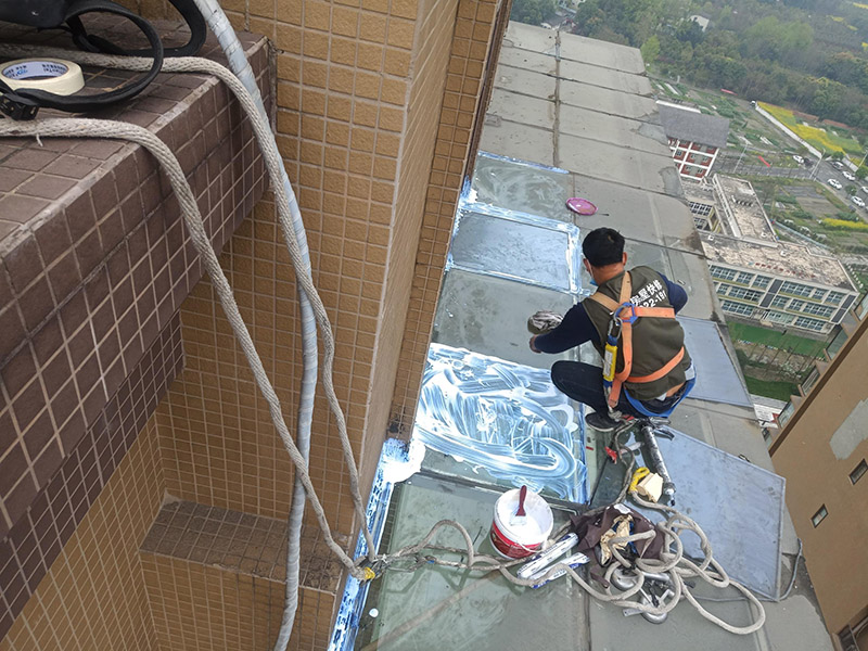 鋼化玻璃露臺更換：首先將要處理的陽臺清理干凈，用水沖洗，自然曬干。處理鋁合金鋼化玻璃框的灰塵，用抹布擦除即可。安裝固定邊條。固定邊條安裝好后，將鋁合金鋼化玻璃框擺放至固定邊條上。用十字螺絲刀和自攻螺絲固定玻璃框。最后密封膠將其剩余縫隙堵住，至此安裝結(jié)束。