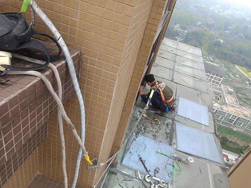 鋼化玻璃露臺更換：首先將要處理的陽臺清理干凈，用水沖洗，自然曬干。處理鋁合金鋼化玻璃框的灰塵，用抹布擦除即可。安裝固定邊條。固定邊條安裝好后，將鋁合金鋼化玻璃框擺放至固定邊條上。用十字螺絲刀和自攻螺絲固定玻璃框。最后密封膠將其剩余縫隙堵住，至此安裝結(jié)束。