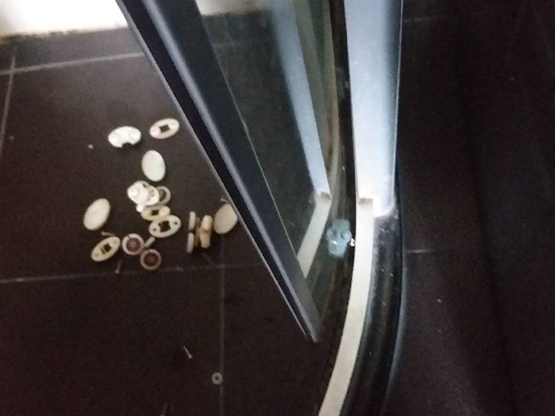 浴室更換推拉滑輪：1.拆卸移門推拉門 1、首先一只手垂直于地面抬起拉門的一端,一只手掠過拉門滑輪下部,托起滑輪。 2、然后從軌道抬出拉門一端,放下。 3、同理,移門另外一端跟前面兩步一樣抬出軌道放下。4、接著然后雙手握住拉門兩端向上抬起。