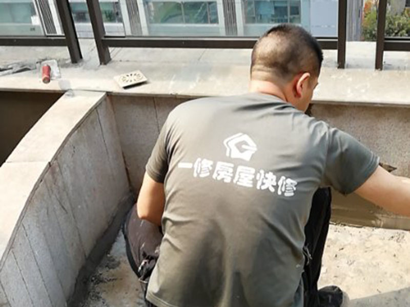 屋頂陽臺防水：1、將原防水層根除以后，找平，將本來下部保溫層里存的水進行排干，設(shè)一些排氣孔做排氣辦法，將保溫層里的水分排干。 2、做完防水層以后，必定要做找坡處理，不要形成屋面部分存水，通常設(shè)置水泥砂漿找平找坡，找坡的斜度不小于3％。 3、做完防水以后，需求進行閉水實驗，不漏水為合格，美化，在做美化和土建交叉作業(yè)的情況下，盡量不要損壞下部的防水層，一旦損壞了，要及時修補處理。