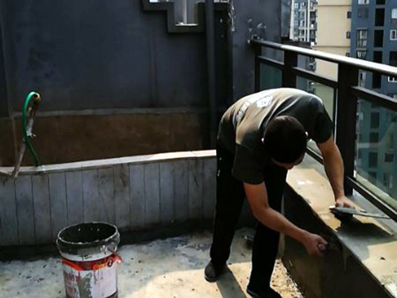 屋頂陽臺防水：1、將原防水層根除以后，找平，將本來下部保溫層里存的水進行排干，設(shè)一些排氣孔做排氣辦法，將保溫層里的水分排干。 2、做完防水層以后，必定要做找坡處理，不要形成屋面部分存水，通常設(shè)置水泥砂漿找平找坡，找坡的斜度不小于3％。 3、做完防水以后，需求進行閉水實驗，不漏水為合格，美化，在做美化和土建交叉作業(yè)的情況下，盡量不要損壞下部的防水層，一旦損壞了，要及時修補處理。