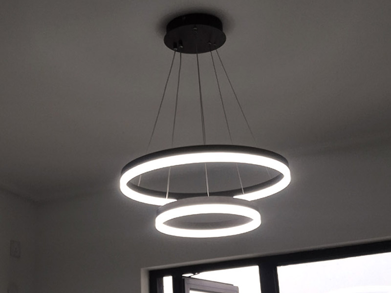 全屋燈具安裝：首先將買來的燈具包裝打開，將里邊的配件區(qū)分，安裝配件/燈具配件/燈具，分好類了進行燈具的進行配套固定，然后開始進行房頂?shù)臏y量，進行找中就是房間的正中，一般都有房屋基礎(chǔ)留的電線盒，將燈具的固定底座的中心與房頂找的中心重合，然后底座固定的點位就是固定螺栓的點位，然后打眼，打眼現(xiàn)在一般的重的燈（超過10斤）/客廳燈用鐵膨脹螺栓10號轉(zhuǎn)頭打眼；如果是比較輕的燈用塑料脹管即可8號轉(zhuǎn)頭打眼。最后將電線與頂上的電線接上，然后試一下效果，可以得話，將底座固定好后，將燈掛上。