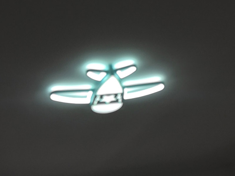 全屋燈具安裝：首先將買來的燈具包裝打開，將里邊的配件區(qū)分，安裝配件/燈具配件/燈具，分好類了進行燈具的進行配套固定，然后開始進行房頂?shù)臏y量，進行找中就是房間的正中，一般都有房屋基礎(chǔ)留的電線盒，將燈具的固定底座的中心與房頂找的中心重合，然后底座固定的點位就是固定螺栓的點位，然后打眼，打眼現(xiàn)在一般的重的燈（超過10斤）/客廳燈用鐵膨脹螺栓10號轉(zhuǎn)頭打眼；如果是比較輕的燈用塑料脹管即可8號轉(zhuǎn)頭打眼。最后將電線與頂上的電線接上，然后試一下效果，可以得話，將底座固定好后，將燈掛上。