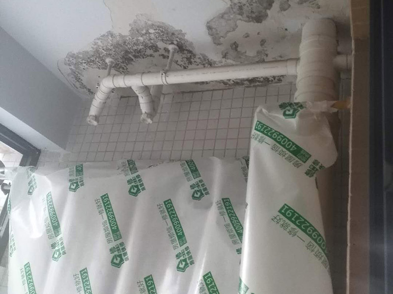 陽(yáng)臺(tái)頂面修補(bǔ)：如果混凝土樓板是干燥的，則極大的可能是在吊頂之上這一段管道有漏水的地方，極小可能是濕氣過(guò)大凝結(jié)在金屬扣板上的冷凝水。除了直觀的漏水外，墻壁發(fā)霉，附近地板變形，大部分都是滲漏水導(dǎo)致的。 進(jìn)水管是一直有水的而且有水壓，通常如果是進(jìn)水管漏水會(huì)比較嚴(yán)重，關(guān)掉水閘放空存水漏水就會(huì)停止。停用一段時(shí)間漏水減輕后，把地漏打開(kāi)，往排水管里直接大量注水，注意不要灑到四周，如果漏水加劇，就是相對(duì)應(yīng)的支線排水管漏水。如果停用一段時(shí)間，水閘也關(guān)了，存水也放空了，還是漏水不見(jiàn)減輕，就是主排水管漏水。