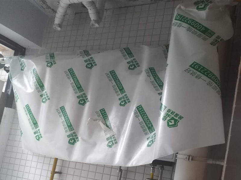 陽(yáng)臺(tái)頂面修補(bǔ)：如果混凝土樓板是干燥的，則極大的可能是在吊頂之上這一段管道有漏水的地方，極小可能是濕氣過(guò)大凝結(jié)在金屬扣板上的冷凝水。除了直觀的漏水外，墻壁發(fā)霉，附近地板變形，大部分都是滲漏水導(dǎo)致的。 進(jìn)水管是一直有水的而且有水壓，通常如果是進(jìn)水管漏水會(huì)比較嚴(yán)重，關(guān)掉水閘放空存水漏水就會(huì)停止。停用一段時(shí)間漏水減輕后，把地漏打開(kāi)，往排水管里直接大量注水，注意不要灑到四周，如果漏水加劇，就是相對(duì)應(yīng)的支線排水管漏水。如果停用一段時(shí)間，水閘也關(guān)了，存水也放空了，還是漏水不見(jiàn)減輕，就是主排水管漏水。