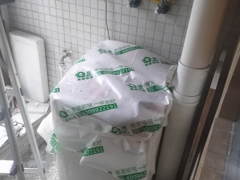 陽(yáng)臺(tái)頂面修補(bǔ)：如果混凝土樓板是干燥的，則極大的可能是在吊頂之上這一段管道有漏水的地方，極小可能是濕氣過(guò)大凝結(jié)在金屬扣板上的冷凝水。除了直觀的漏水外，墻壁發(fā)霉，附近地板變形，大部分都是滲漏水導(dǎo)致的。 進(jìn)水管是一直有水的而且有水壓，通常如果是進(jìn)水管漏水會(huì)比較嚴(yán)重，關(guān)掉水閘放空存水漏水就會(huì)停止。停用一段時(shí)間漏水減輕后，把地漏打開(kāi)，往排水管里直接大量注水，注意不要灑到四周，如果漏水加劇，就是相對(duì)應(yīng)的支線排水管漏水。如果停用一段時(shí)間，水閘也關(guān)了，存水也放空了，還是漏水不見(jiàn)減輕，就是主排水管漏水。