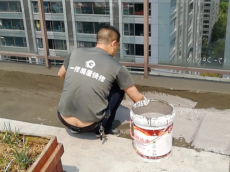 露臺(tái)防水維修：室外防水,基本上都是采用卷材粘貼的方式來做的。個(gè)人建議大家就選擇改良SBS防水卷材來做露臺(tái)的防水。這種也是最常用,價(jià)格也是很便宜的一種防水方式,做好了效果也是非常的好。 1、選擇防水涂料：暴露于自然的防水層的陽(yáng)臺(tái)，暴露在溫暖的陽(yáng)光，雨雪，嚴(yán)寒和熱溫度折磨，沒有優(yōu)異的性能和良好的保護(hù)措施，陣風(fēng)侵蝕，難以實(shí)現(xiàn)所需的阻力。 2、選擇柔軟排排出：在大雨和臺(tái)風(fēng)，降雨量超過排水地漏的容量更大，有可能是陽(yáng)臺(tái)地面形成水。 3、地形必須設(shè)計(jì)有坡度：未密封的陽(yáng)臺(tái)會(huì)在大雨的情況下淹沒房間。為了防止雨水進(jìn)入房間，在翻新地板時(shí)應(yīng)考慮水平傾斜，以確保水可以流入排水井而不能流入房間。露臺(tái)防水露臺(tái)防水 陽(yáng)臺(tái)地板必須——6030毫米內(nèi)部的地板的下方，朝向的排水和水保持在邊緣的外邊緣中的雨水管，以排出水的方向上的緩坡。