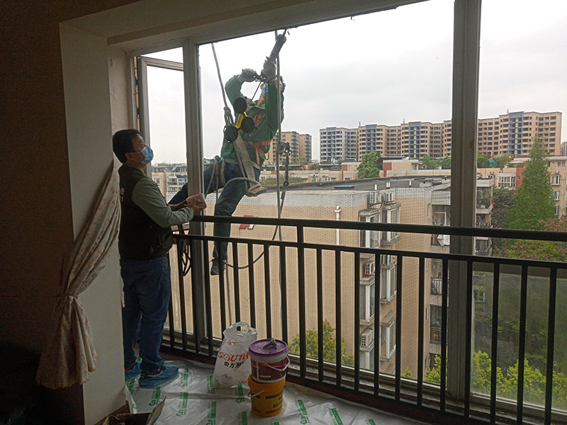 窗戶窗框打膠維修：1.當我們粘在破碎的橋梁的鋁門窗上時，如果需要在外面粘合，我們必須將它粘在外面，因為如果它幾乎不粘在室內(nèi)，它顯然會不均勻。它不起防水功能。2.當我們將破碎的橋梁的鋁門和窗戶粘在一起時，我們需要將膠帶放在鋁門的側(cè)面和斷橋的窗戶上。不要將它粘在頂部也很重要。否則，更重要的是。之后，膠帶脫膠，防水效果消失。