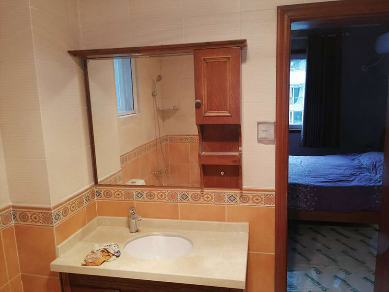 衛(wèi)生間裝修翻新：衛(wèi)生間的翻修，在重新做地板的時候要助于選擇防水的地板以及在鋪設(shè)地板時做好防水層，衛(wèi)生間的地板翻新，要注意在原有基礎(chǔ)上加強(qiáng)防水，對洗漱臺、淋浴房等重新設(shè)計，看是否有必要增加防水層高度。衛(wèi)生間的排水管道以及來水管道都要注意，盡量不要做大的改動，保持原有的管道，換掉出現(xiàn)問題的管道，還有就是要注意對龍頭閥門的安裝，在衛(wèi)生間里的明管無法掩藏改動的要對其進(jìn)行防銹處理。