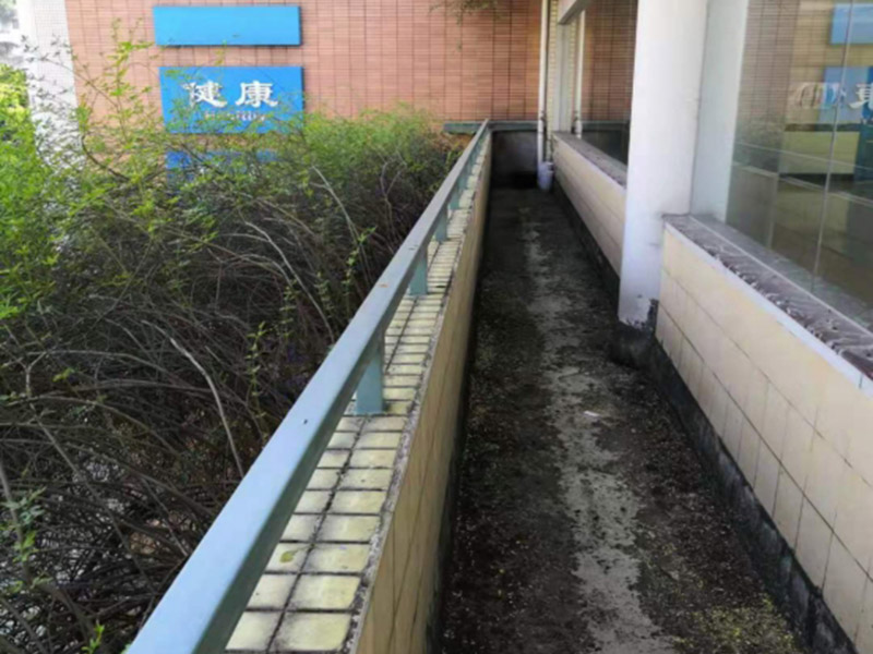 陽(yáng)臺(tái)欄桿翻新：首先需要用砂紙擦亮欄桿的銹蝕，但必須擦亮干凈、生銹和迅速脫落的油漆。研磨干凈后，先刷一刷防銹漆，只有先刷一下防銹漆對(duì)欄桿的氧化反應(yīng)有很好的隔離效果，所以不易生銹。最后，好的防銹漆可以刷出油漆的表面，此時(shí)油漆刷必須攪拌均勻，所以刷漆的顏色可以均勻，不易脫落。