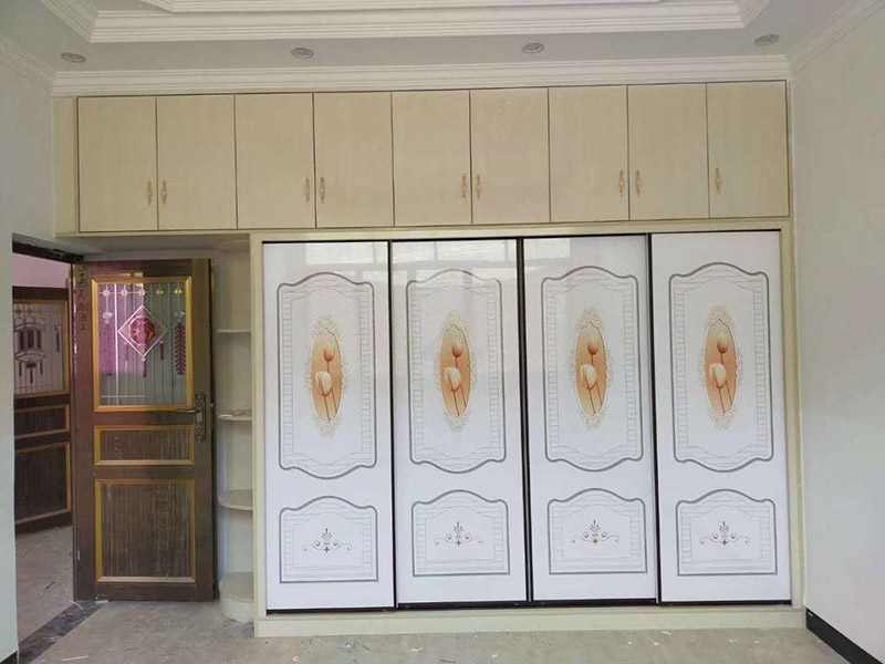 衣柜家具安裝：1.安放底板。衣柜底板放置的地面事先要打掃干凈，因為等安裝后再去清理的話會非常麻煩。 2.固定框架。按照板材上的凹槽安裝好衣柜的側(cè)板和背板，調(diào)整各塊板之間的位置。 3.安裝頂板。現(xiàn)場最好準(zhǔn)備一個攀高用的凳子，頂板要舉高了放置上去的，然后用鉚釘固定。 4.安裝擱板。把擱板放置到事先敲好螺絲的地方，然后固定。注意調(diào)整擱板與背板、側(cè)板的固定位置。 5.固定門軌。在衣柜的頂邊和底邊都安裝好門軌，門軌選合金的材料比較好，又輕又牢固。 6.安裝衣桿。在預(yù)留的位置打好固定鉚釘，安裝好衣桿。注意兩邊要平衡。