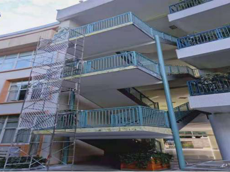 護欄翻新裝修：第一、在使用前可以在圍欄表面噴上防腐漆，這樣能起到降低圍欄生銹的效果。 第二、在祛除圍欄表面的銹時，可以使用具有酸性的液體。 第三、汽油也能阻止圍欄生銹，因此可以選擇汽油來作保養(yǎng)，防止銹蝕進行擴散。 其中在表面噴灑油漆和汽油是比較簡單和常用的方法。硫酸腐蝕性強容易腐蝕到肌膚建議不要采用。然而用油漆和汽油也要注意，因為油漆和汽油兩種液體容易燃燒，噴灑時要與火源隔絕，避免災(zāi)難的發(fā)生。