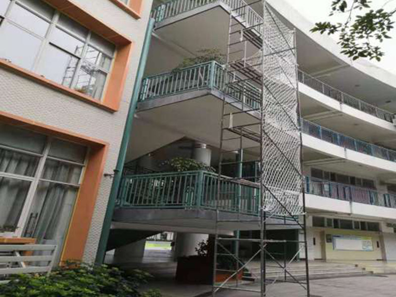 護欄翻新裝修：第一、在使用前可以在圍欄表面噴上防腐漆，這樣能起到降低圍欄生銹的效果。 第二、在祛除圍欄表面的銹時，可以使用具有酸性的液體。 第三、汽油也能阻止圍欄生銹，因此可以選擇汽油來作保養(yǎng)，防止銹蝕進行擴散。 其中在表面噴灑油漆和汽油是比較簡單和常用的方法。硫酸腐蝕性強容易腐蝕到肌膚建議不要采用。然而用油漆和汽油也要注意，因為油漆和汽油兩種液體容易燃燒，噴灑時要與火源隔絕，避免災(zāi)難的發(fā)生。