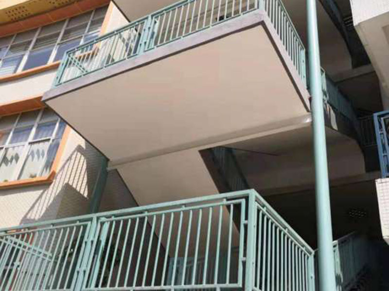 護欄翻新裝修：第一、在使用前可以在圍欄表面噴上防腐漆，這樣能起到降低圍欄生銹的效果。 第二、在祛除圍欄表面的銹時，可以使用具有酸性的液體。 第三、汽油也能阻止圍欄生銹，因此可以選擇汽油來作保養(yǎng)，防止銹蝕進行擴散。 其中在表面噴灑油漆和汽油是比較簡單和常用的方法。硫酸腐蝕性強容易腐蝕到肌膚建議不要采用。然而用油漆和汽油也要注意，因為油漆和汽油兩種液體容易燃燒，噴灑時要與火源隔絕，避免災(zāi)難的發(fā)生。