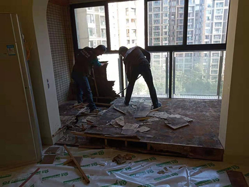 客廳陽臺地板拆除：先從踢腳線的開始拆，用平口啰嗦刀沿著踢腳線開始劃開。把踢腳線劃開后，就能把踢腳邊取下。地板就松動了，再順著松動的地板移動，讓更大面積的地板繼續(xù)松動。只到能方便取下，再動手取地板。拆地板的時候，不要亂拆，要順著地板的順序拆。一塊一塊的拆下，在拆的過程中若不好取，就要螺絲刀幫忙，就好拆多了。雖然舊地板還能有利于價值，所以拆的時候要盡量保存完整。但在拆地板的時候，即使再小心都會有破損的，所以要有這些心理準(zhǔn)備。待舊地板完全拆完后，把地面清掃干凈。再晾一段時間才能重新裝地板，因此潮濕的地面是不適合裝地板的，等完全干燥透了再鋪新的地板。