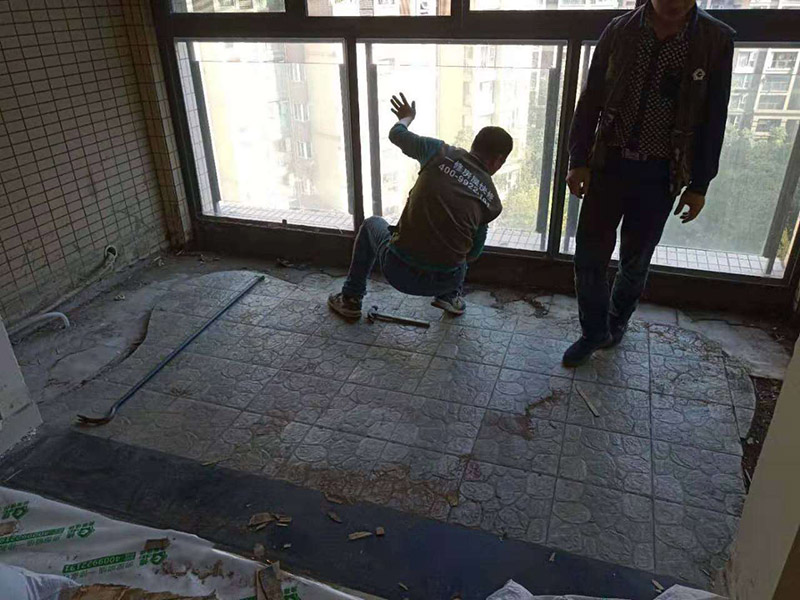 客廳陽臺地板拆除：先從踢腳線的開始拆，用平口啰嗦刀沿著踢腳線開始劃開。把踢腳線劃開后，就能把踢腳邊取下。地板就松動了，再順著松動的地板移動，讓更大面積的地板繼續(xù)松動。只到能方便取下，再動手取地板。拆地板的時候，不要亂拆，要順著地板的順序拆。一塊一塊的拆下，在拆的過程中若不好取，就要螺絲刀幫忙，就好拆多了。雖然舊地板還能有利于價值，所以拆的時候要盡量保存完整。但在拆地板的時候，即使再小心都會有破損的，所以要有這些心理準(zhǔn)備。待舊地板完全拆完后，把地面清掃干凈。再晾一段時間才能重新裝地板，因此潮濕的地面是不適合裝地板的，等完全干燥透了再鋪新的地板。