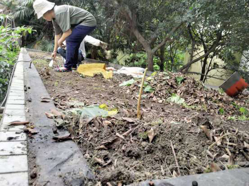 露臺(tái)清理翻新：露臺(tái)的玻璃一般都是鋼化玻璃，鋼化玻璃相對(duì)于普通的玻璃來(lái)說(shuō)，韌度較好，安全性能也比較高的，但是再怎么說(shuō)都是玻璃，也是易碎品，所以日常生活中要格外注意。 如果有油跡的話，可以用濕布蘸上基地煤油、白酒，輕輕一抹，很快就會(huì)干凈許多。施工時(shí)不小心濺上油漆的話，可以在抹布上滴幾滴食醋。日常清潔的時(shí)候，記住一些小技巧也可以幫到你哦！防止時(shí)間一長(zhǎng)，玻璃發(fā)黑的話，可以平常蘸上點(diǎn)牙膏再擦拭。如果家里有裝修沒(méi)用完的石膏粉，混在清水里面，涂在玻璃上，然后等它干了就給擦掉，會(huì)發(fā)現(xiàn)光潔許多呢。