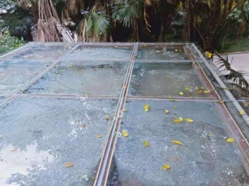 露臺(tái)清理翻新：露臺(tái)的玻璃一般都是鋼化玻璃，鋼化玻璃相對(duì)于普通的玻璃來(lái)說(shuō)，韌度較好，安全性能也比較高的，但是再怎么說(shuō)都是玻璃，也是易碎品，所以日常生活中要格外注意。 如果有油跡的話，可以用濕布蘸上基地煤油、白酒，輕輕一抹，很快就會(huì)干凈許多。施工時(shí)不小心濺上油漆的話，可以在抹布上滴幾滴食醋。日常清潔的時(shí)候，記住一些小技巧也可以幫到你哦！防止時(shí)間一長(zhǎng)，玻璃發(fā)黑的話，可以平常蘸上點(diǎn)牙膏再擦拭。如果家里有裝修沒(méi)用完的石膏粉，混在清水里面，涂在玻璃上，然后等它干了就給擦掉，會(huì)發(fā)現(xiàn)光潔許多呢。