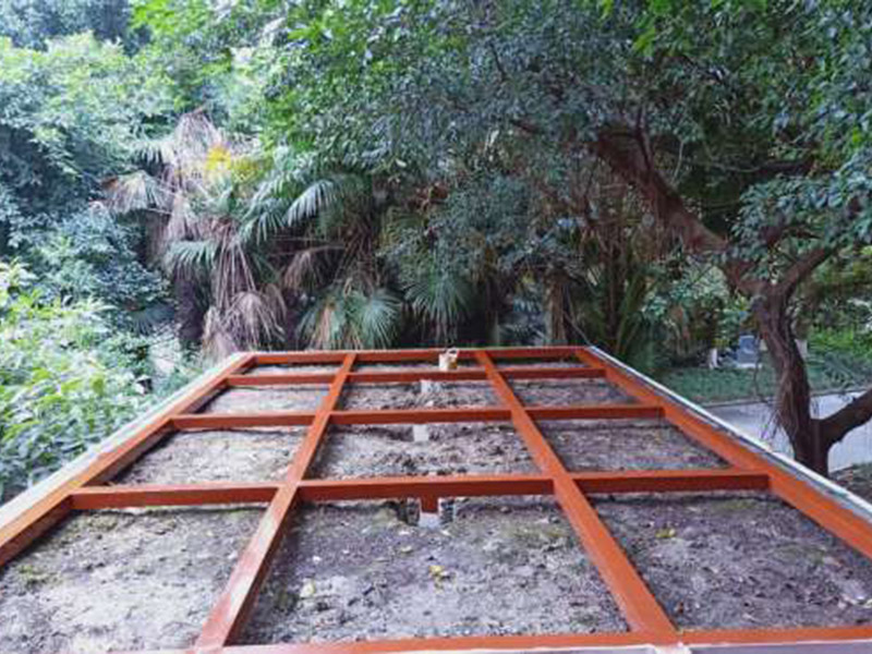 露臺(tái)清理翻新：露臺(tái)的玻璃一般都是鋼化玻璃，鋼化玻璃相對(duì)于普通的玻璃來(lái)說(shuō)，韌度較好，安全性能也比較高的，但是再怎么說(shuō)都是玻璃，也是易碎品，所以日常生活中要格外注意。 如果有油跡的話，可以用濕布蘸上基地煤油、白酒，輕輕一抹，很快就會(huì)干凈許多。施工時(shí)不小心濺上油漆的話，可以在抹布上滴幾滴食醋。日常清潔的時(shí)候，記住一些小技巧也可以幫到你哦！防止時(shí)間一長(zhǎng)，玻璃發(fā)黑的話，可以平常蘸上點(diǎn)牙膏再擦拭。如果家里有裝修沒(méi)用完的石膏粉，混在清水里面，涂在玻璃上，然后等它干了就給擦掉，會(huì)發(fā)現(xiàn)光潔許多呢。