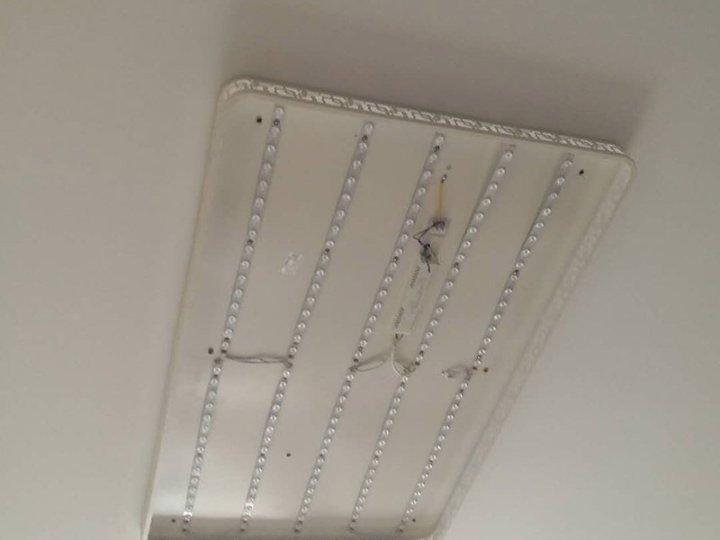 吸頂燈拆裝維修:1.首先，關(guān)掉開關(guān)，在折疊梯子的幫助下，拆掉led吸頂燈的外殼，并檢查燈管是否出現(xiàn)發(fā)黑發(fā)暗的地方。如果有，很有可能是燈管已經(jīng)損壞了。必須更換了，這種LED燈管在五金商店里面可以買到，建議選擇知名品牌。 2.其次，如果燈管還是完好的，那么應(yīng)該試著擰緊燈管接頭處看是否發(fā)生接觸不良現(xiàn)象，這種情況也比較簡單的操作，也是容易發(fā)生的。 3.接著，如果上述問題都沒有發(fā)生的話，可以檢查它的鎮(zhèn)流器是否完好，是否有燒焦的味道，鎮(zhèn)流器的外表是否有黑乎乎的燒焦現(xiàn)象，如果有，那么很大可能性就是鎮(zhèn)流器的問題。更換一個就好了，鎮(zhèn)流器價格要比燈管貴一些。 4.最后，就是檢查led燈的接觸頭是否有電，如果沒有，那么應(yīng)該是開關(guān)或者線路的問題。