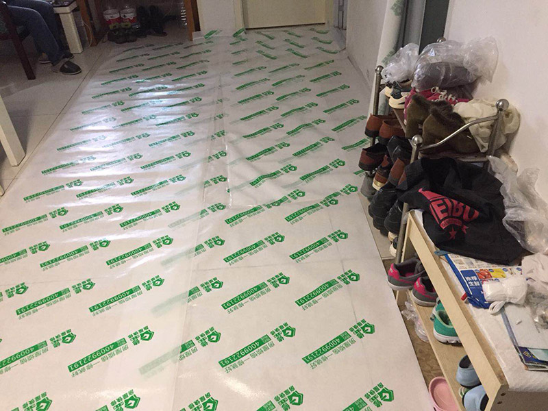 裝修地面保護(hù)：各種裝修物料的進(jìn)場以及各種建筑裝修垃圾的清理，都會經(jīng)過入戶門，這些物品在搬運(yùn)的過程中，與入戶門發(fā)生磕碰、摩擦的機(jī)率大大增加，所以，第一個(gè)需要做好成品保護(hù)的地方就是我們的入戶門。建議：在裝修開工前直到家具進(jìn)場期間，都需要對入戶門進(jìn)行保護(hù)！對于這一點(diǎn)，可以使用成品保護(hù)膜將門包裹。瓷磚、地板的鋪裝，也屬于基礎(chǔ)裝修的部分，經(jīng)常發(fā)現(xiàn)瓷磚施工時(shí)和施工后都沒有做成品保護(hù)工作，具體的表現(xiàn)有：瓷磚邊鋪邊勾縫、在剛鋪的瓷磚、地板上堆放雜物、剛鋪的瓷磚就在上面走動踩踏、地面瓷磚、地板沒有使用成品保護(hù)膜覆蓋等，這些都會影響瓷磚的鋪貼效果，造成瓷磚的施工質(zhì)量問題。