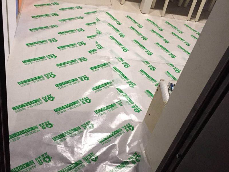 裝修地面保護(hù)：各種裝修物料的進(jìn)場以及各種建筑裝修垃圾的清理，都會經(jīng)過入戶門，這些物品在搬運(yùn)的過程中，與入戶門發(fā)生磕碰、摩擦的機(jī)率大大增加，所以，第一個(gè)需要做好成品保護(hù)的地方就是我們的入戶門。建議：在裝修開工前直到家具進(jìn)場期間，都需要對入戶門進(jìn)行保護(hù)！對于這一點(diǎn)，可以使用成品保護(hù)膜將門包裹。瓷磚、地板的鋪裝，也屬于基礎(chǔ)裝修的部分，經(jīng)常發(fā)現(xiàn)瓷磚施工時(shí)和施工后都沒有做成品保護(hù)工作，具體的表現(xiàn)有：瓷磚邊鋪邊勾縫、在剛鋪的瓷磚、地板上堆放雜物、剛鋪的瓷磚就在上面走動踩踏、地面瓷磚、地板沒有使用成品保護(hù)膜覆蓋等，這些都會影響瓷磚的鋪貼效果，造成瓷磚的施工質(zhì)量問題。