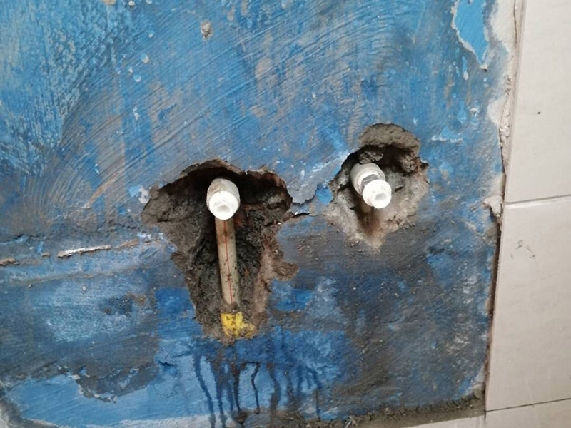 浴室精準(zhǔn)找漏：將衛(wèi)生間磁片、蹲便器和找平層敲開(kāi)至基層，并用清水沖洗干凈。要求做到?jīng)]有油污，灰塵，碎石以及其它雜質(zhì)?；嬗锌障?、裂縫、不平等缺陷的，用水泥砂漿修補(bǔ)抹平。使基面必須堅(jiān)固、平整、干凈，無(wú)灰塵、油膩、蠟、脫模劑等以及其他碎屑物質(zhì)。衛(wèi)生間防水層完成后，要進(jìn)行成品保護(hù)，不得上人走動(dòng)。并進(jìn)行24-48小時(shí)閉水試驗(yàn)，經(jīng)檢驗(yàn)確認(rèn)合格后，方可進(jìn)行下道工序施工。