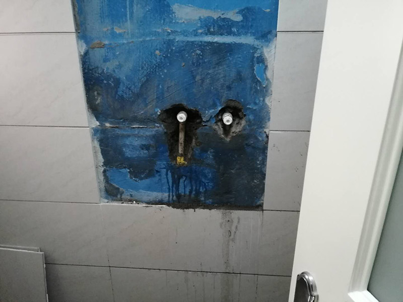 浴室精準(zhǔn)找漏：將衛(wèi)生間磁片、蹲便器和找平層敲開(kāi)至基層，并用清水沖洗干凈。要求做到?jīng)]有油污，灰塵，碎石以及其它雜質(zhì)。基面有空隙、裂縫、不平等缺陷的，用水泥砂漿修補(bǔ)抹平。使基面必須堅(jiān)固、平整、干凈，無(wú)灰塵、油膩、蠟、脫模劑等以及其他碎屑物質(zhì)。衛(wèi)生間防水層完成后，要進(jìn)行成品保護(hù)，不得上人走動(dòng)。并進(jìn)行24-48小時(shí)閉水試驗(yàn)，經(jīng)檢驗(yàn)確認(rèn)合格后，方可進(jìn)行下道工序施工。